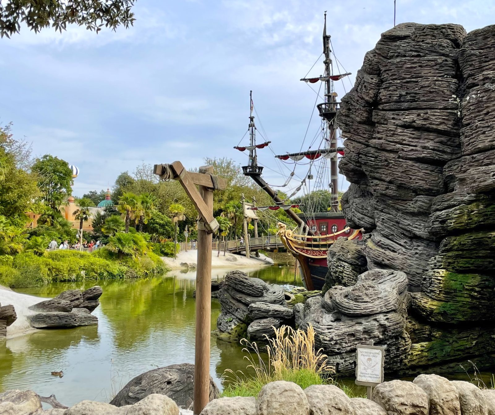 Aire de jeu bateau pirate enfant disneyland
