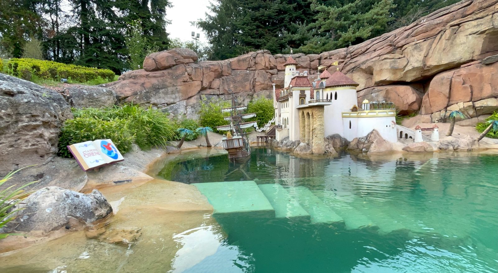 Attraction bateaux pays des contes de fee disneyland