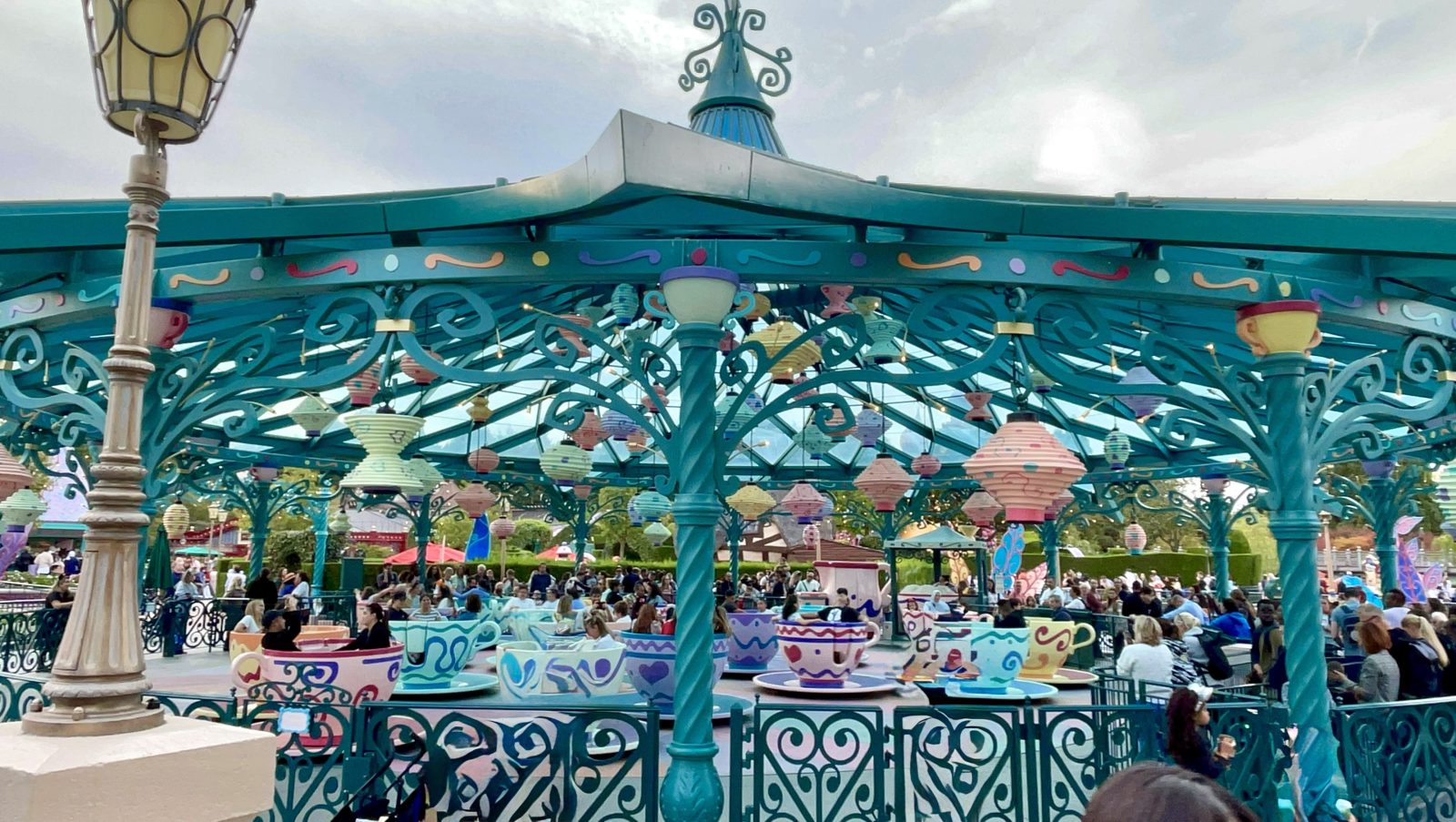 Attraction manege tasses tournantes disneyland