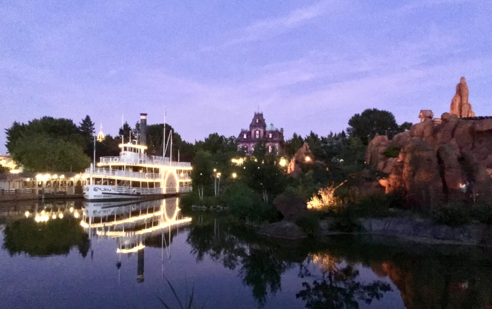 Bateau aube parc disneyland