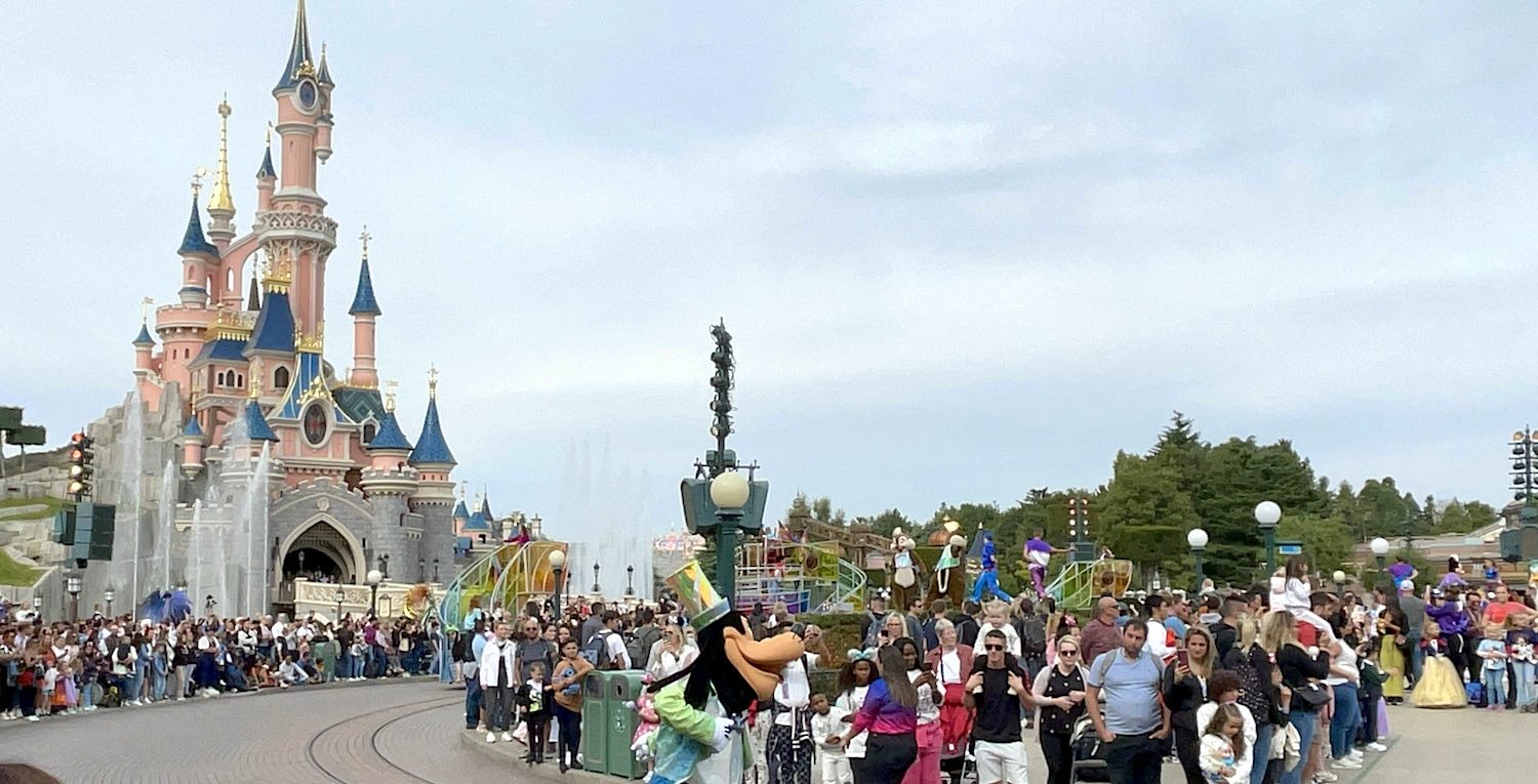 Chateau belle au bois dormant disneyland vue depuis parade central plazza