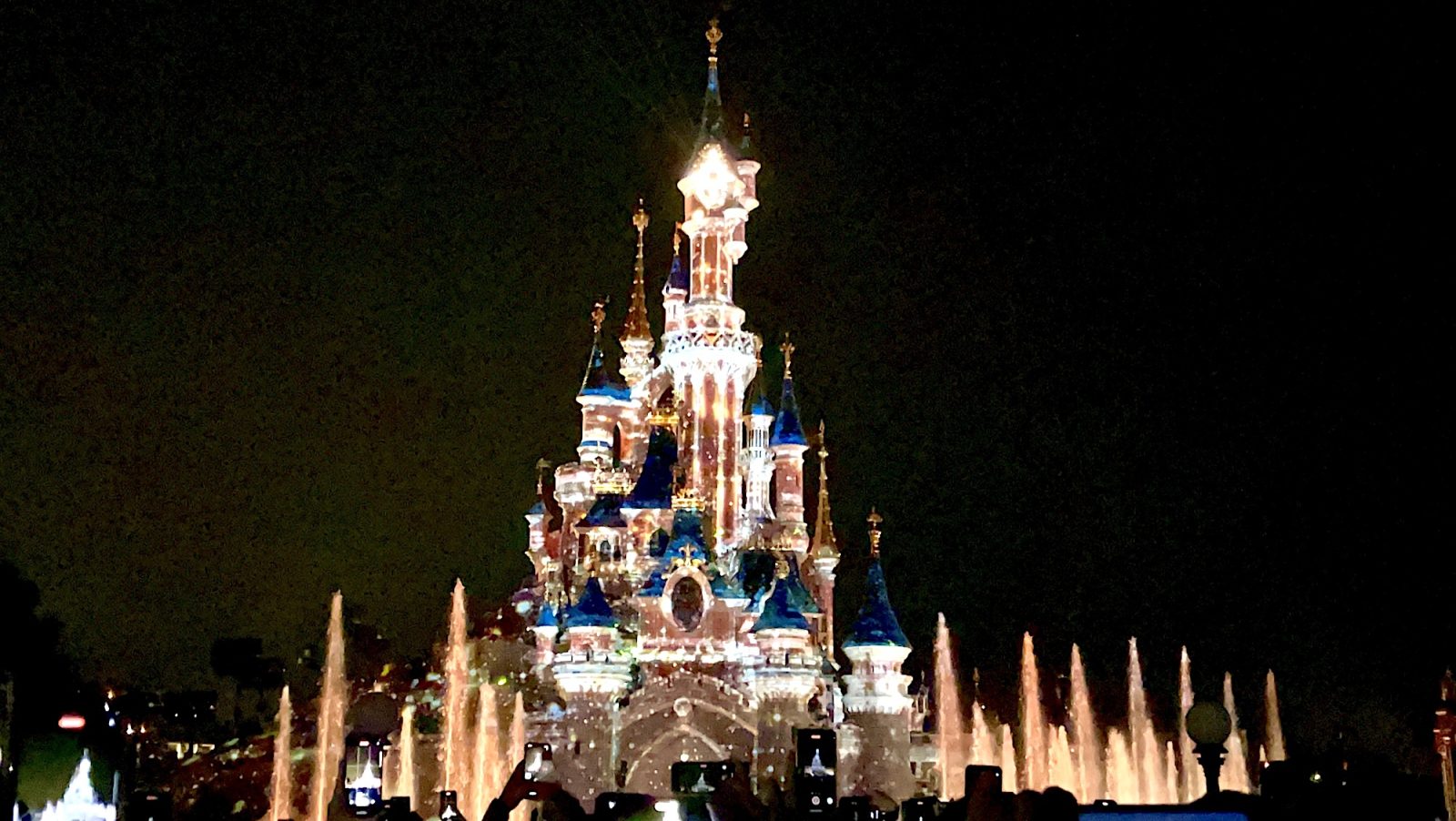 chateau disneyland pendant le spectacle du soir à Disneyland