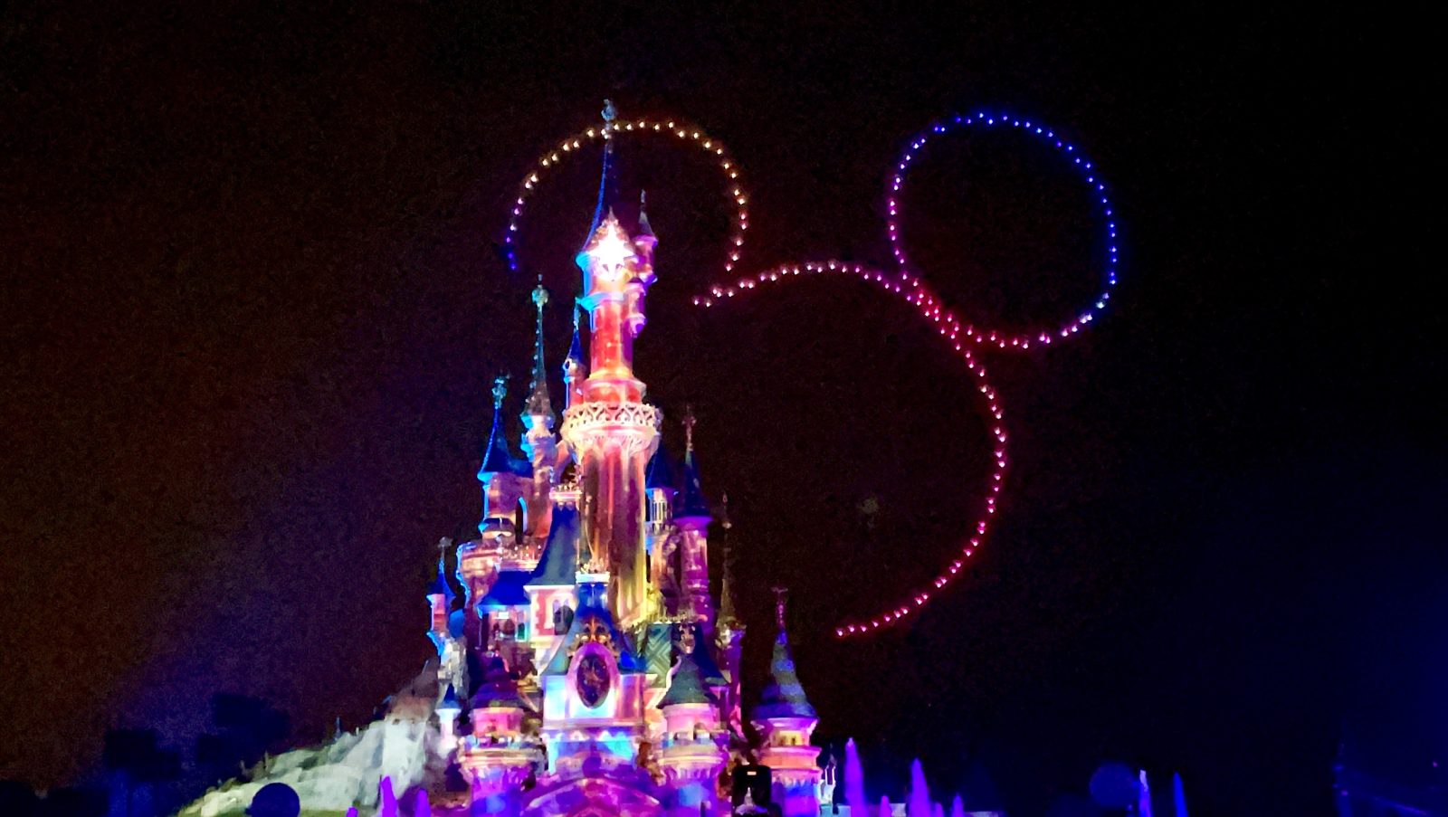Chateau disneyland paris spectacle nuit drones anniversaire 30 ans