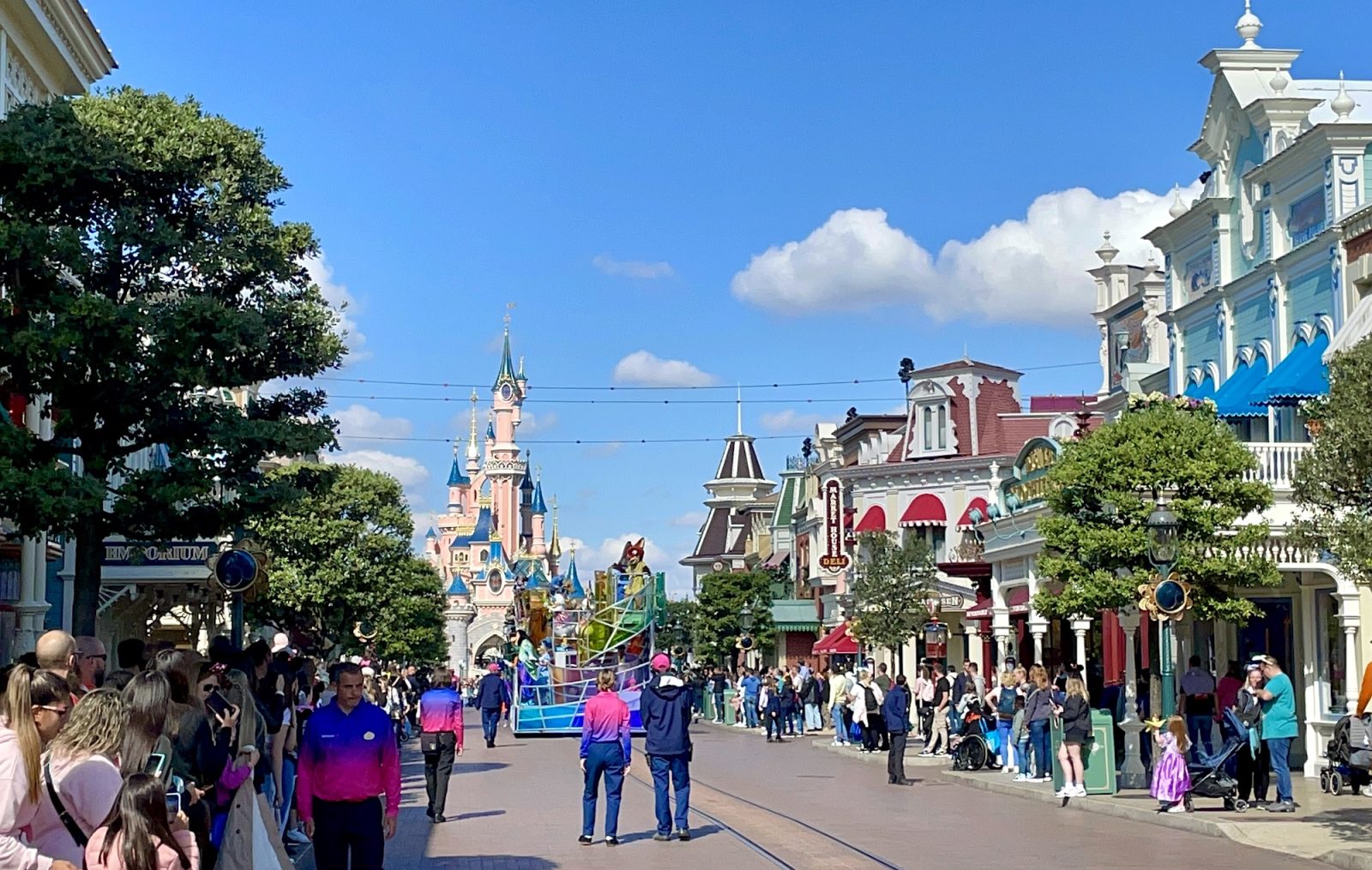 Chateau disneyland vu depuis main street dlp pendant parade