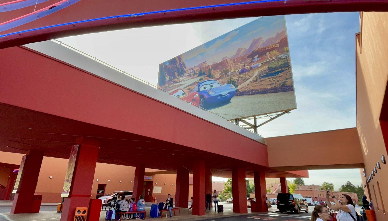 Depose devant hotel santa fe cars disneyland paris