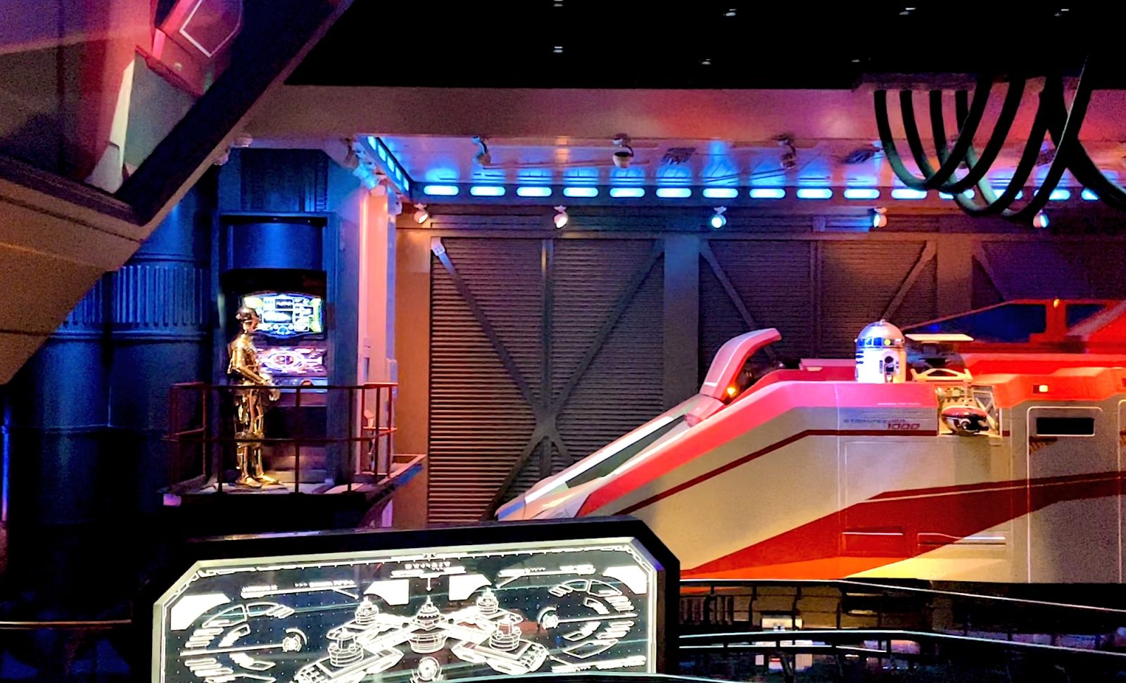 Droids dans attraction star tours