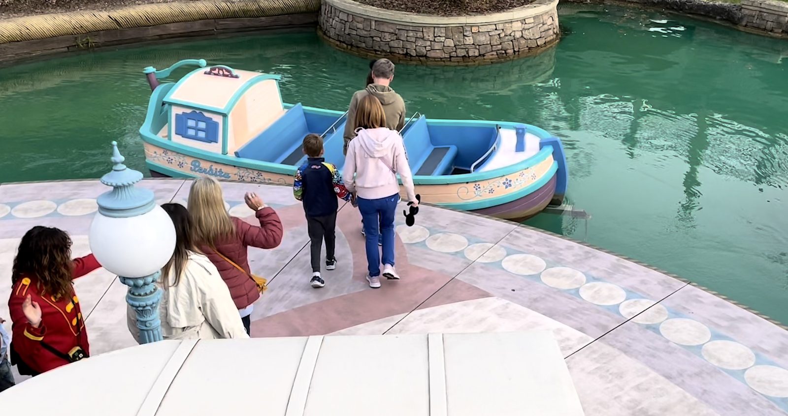 Embarquement quai bateaux pays des contes de fees