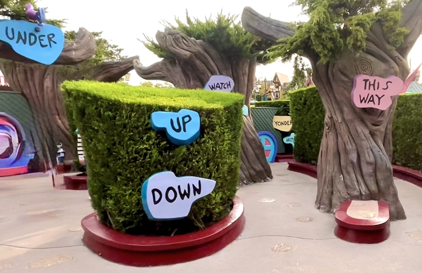 Fleches labyrinthe alice disney