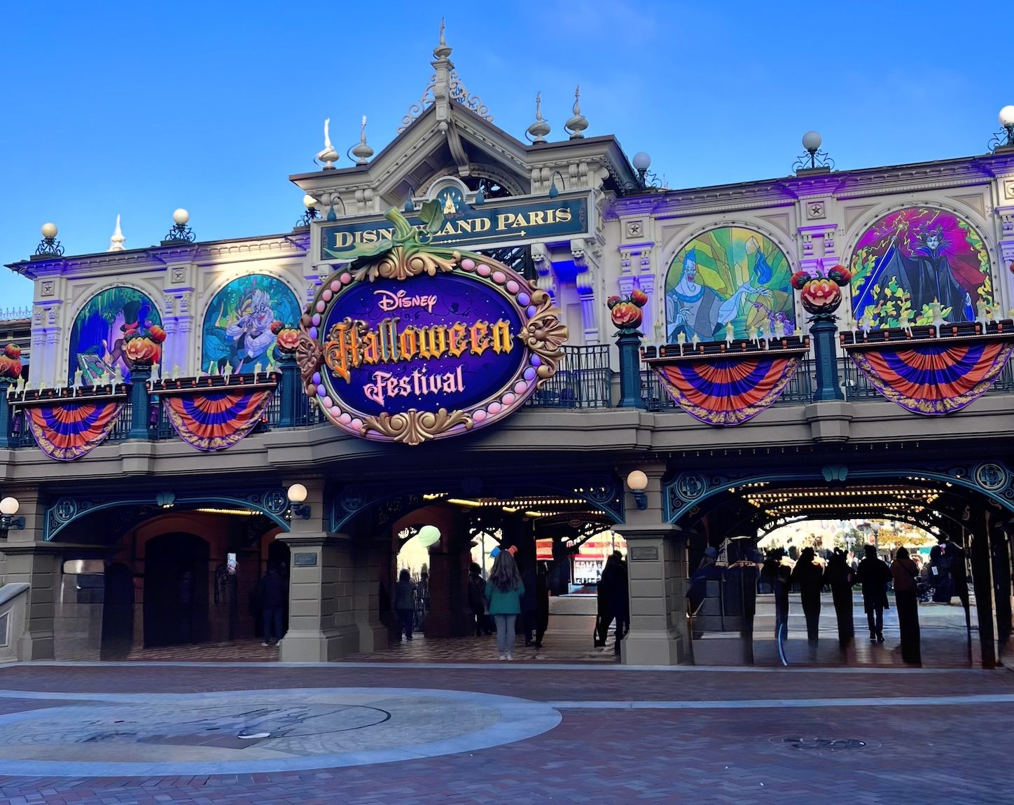 Gare railroad station disneyland