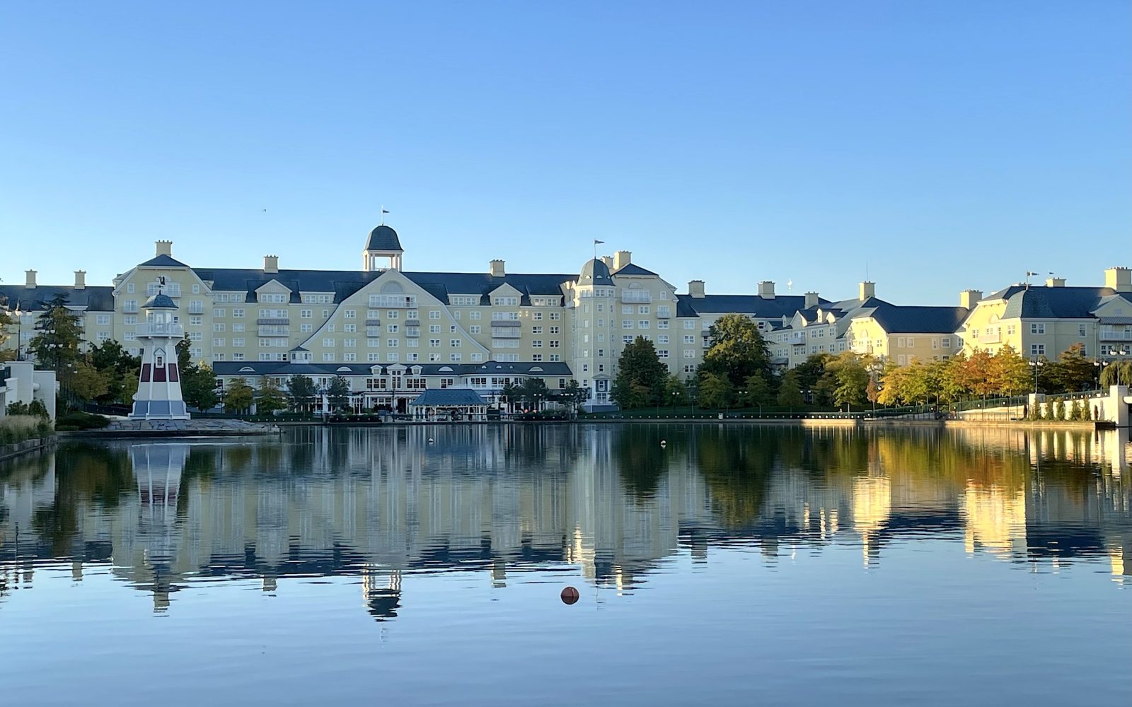 Hotel newport bay club disneyland paris avec lac