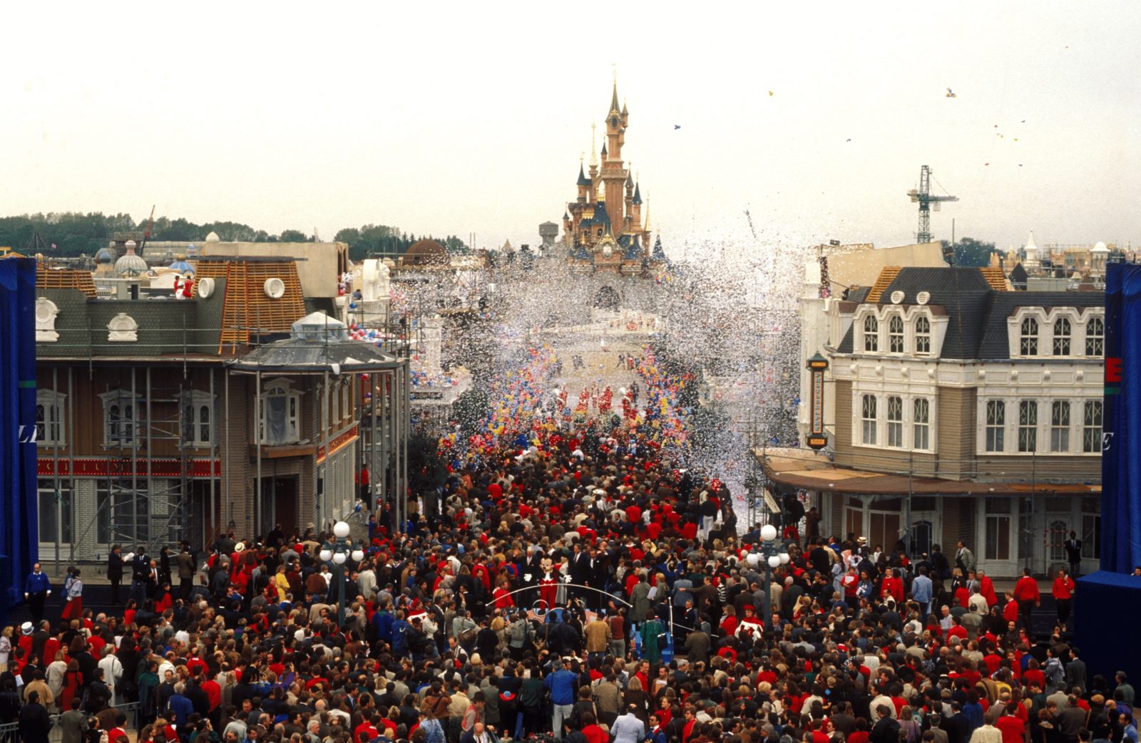 Le chateau de Disneyland Paris en photo lors de la cérémonie où il a été dévoilé pour la première fois au public en 1991