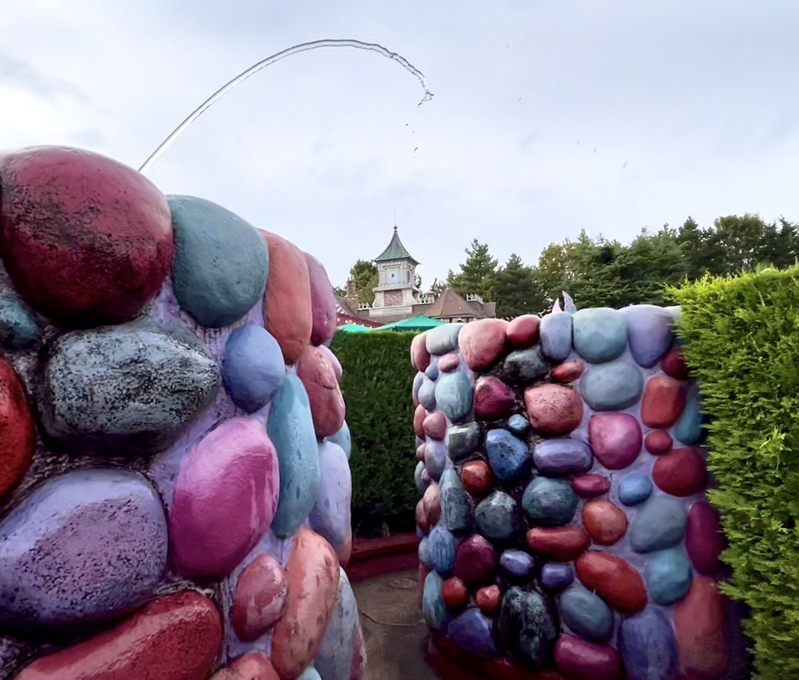 Jet d'eau labyrinthe alice disney