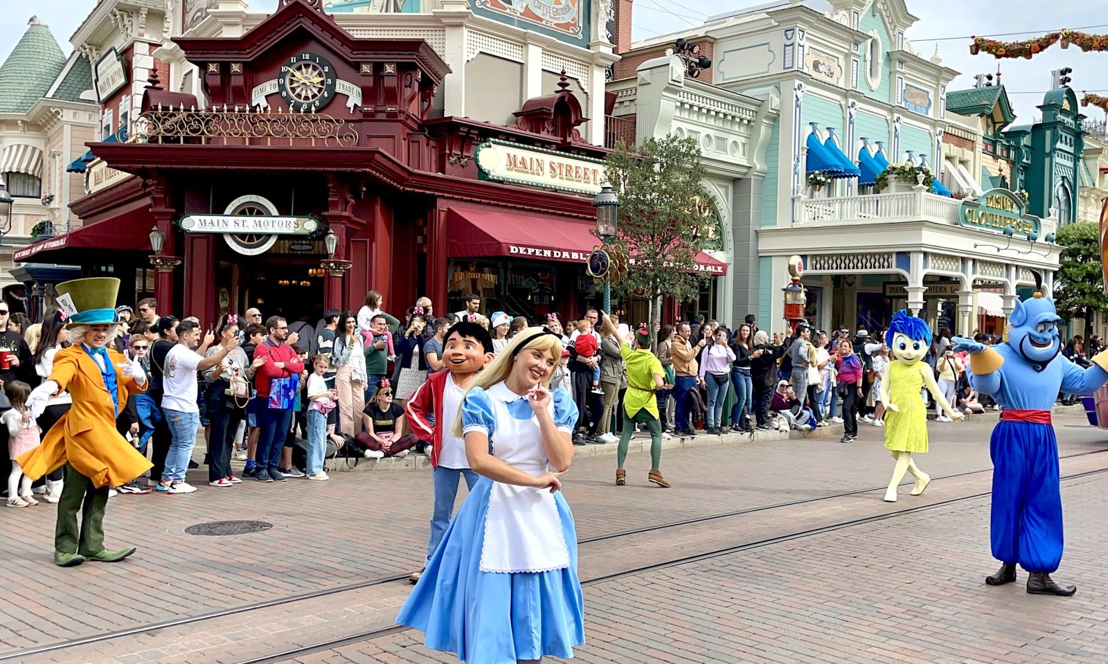 Main street avec la parade au parc disneyland