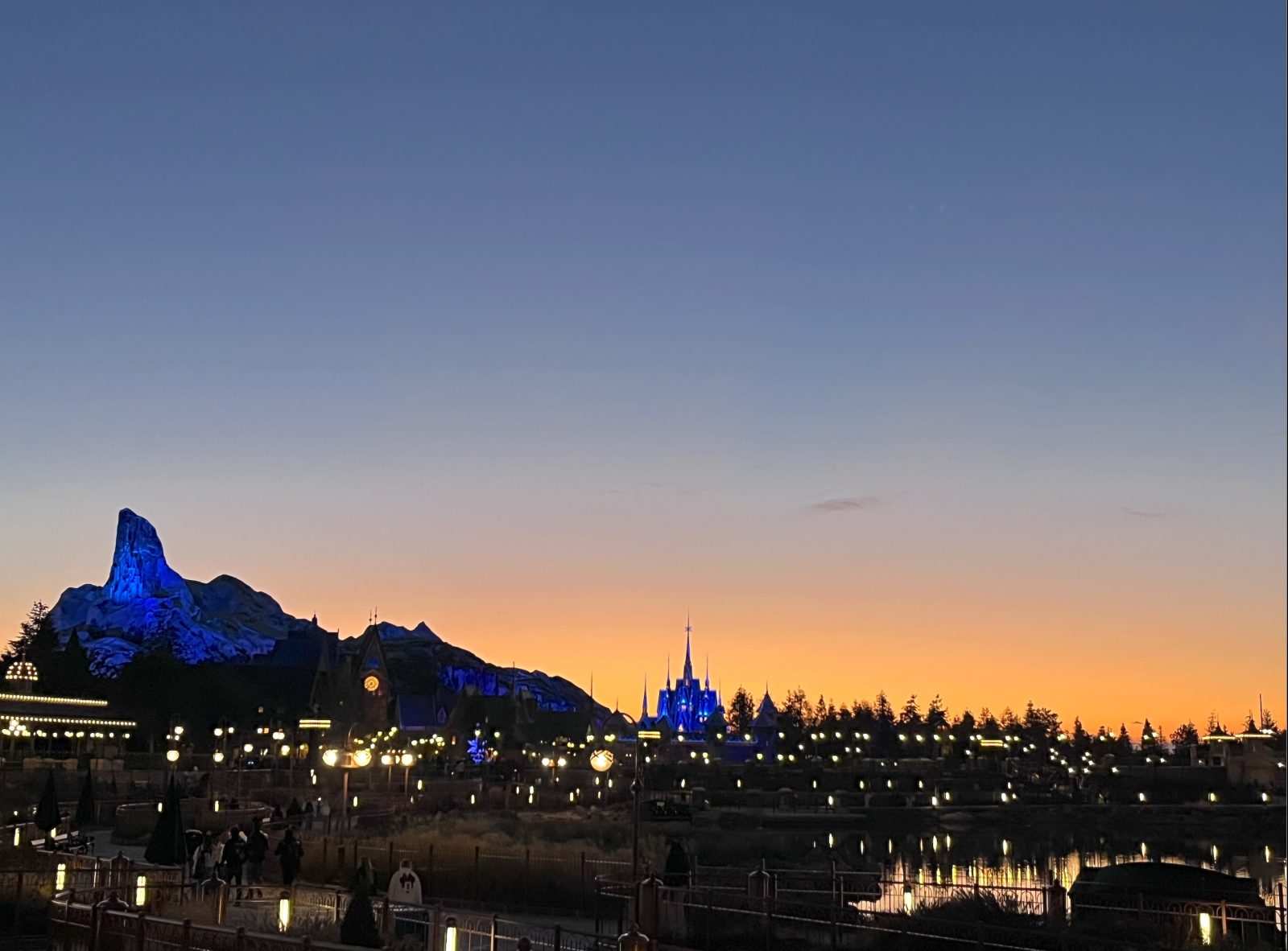 Parc disney adventure world montagne reine des neiges