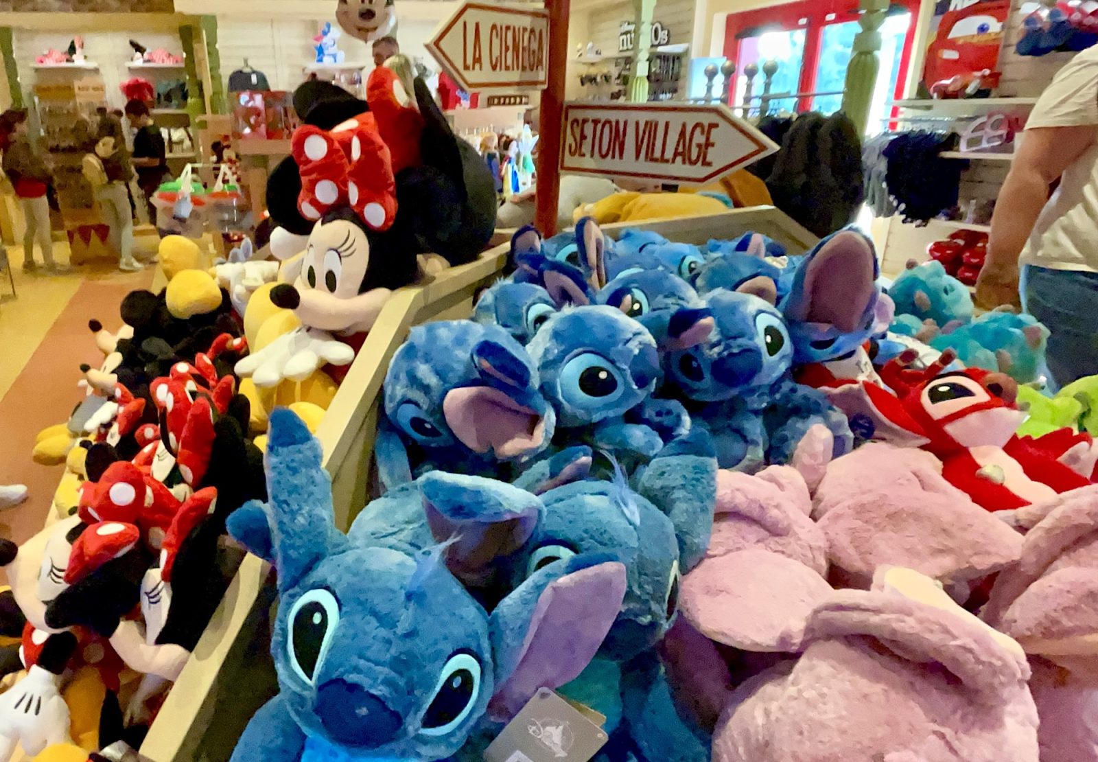 Peluches boutique disney hotel santa fe trading post