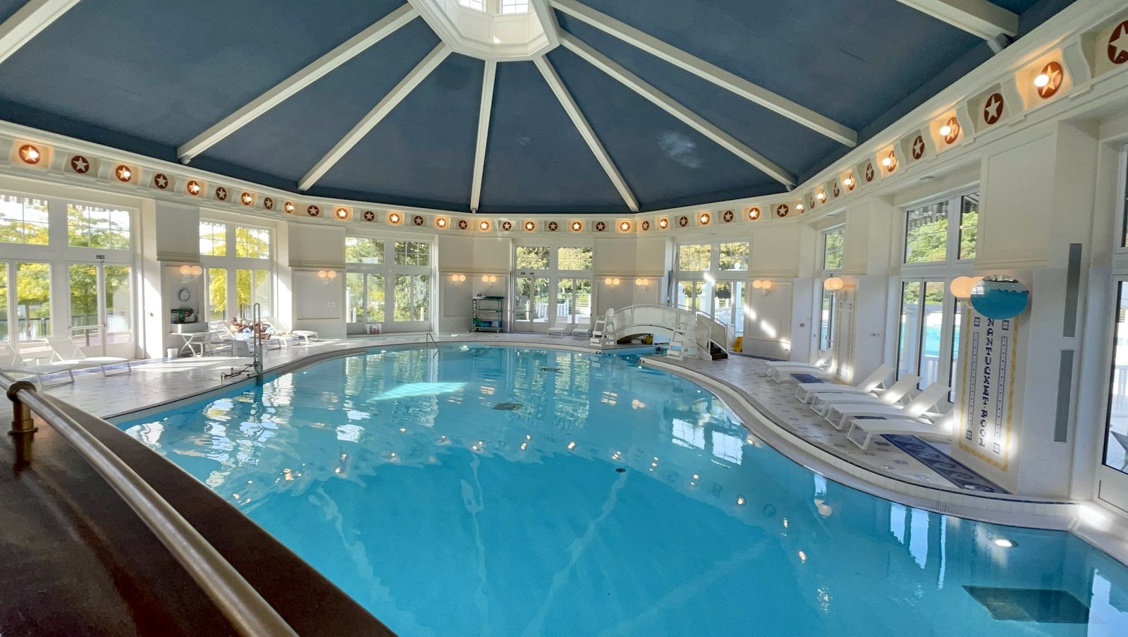 Piscine newport bay club disneyland paris