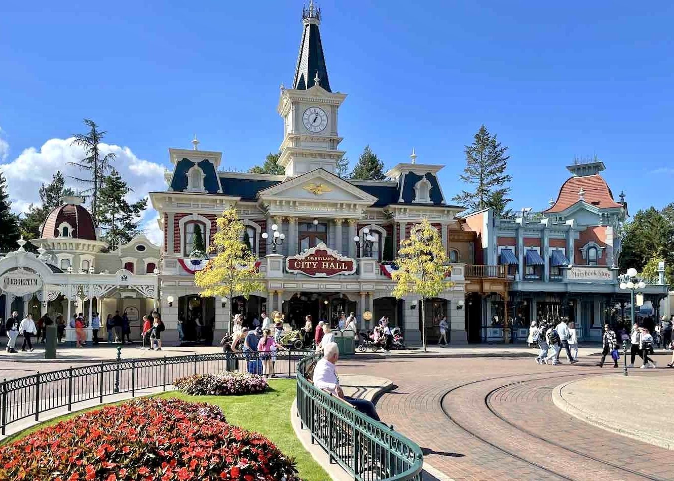 Point contact visiteur disneyland city hall parc disney paris