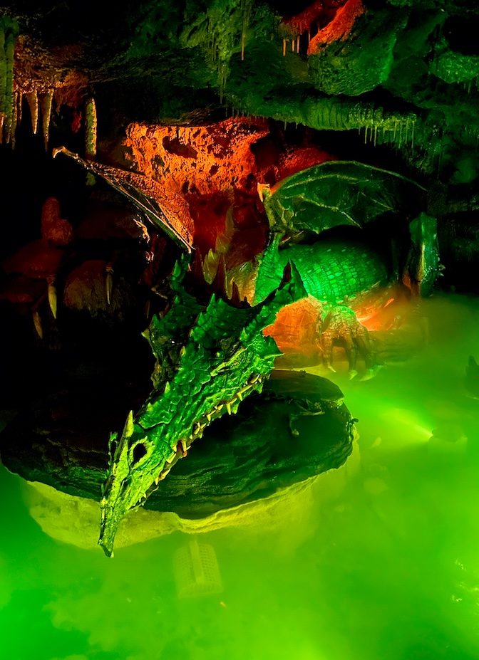Taniere du dragon disneyland paris : le dragon en action