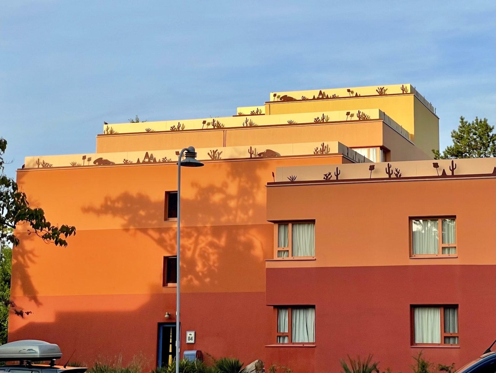 Vue exterieure hotel santa fe cars disneyland paris pas cher